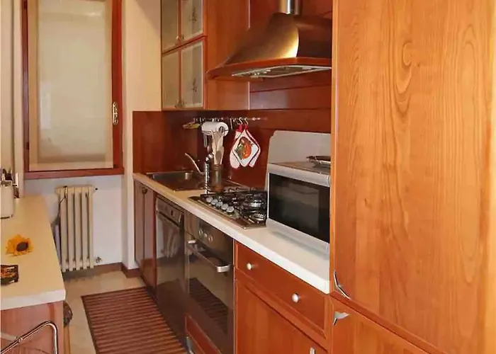 Charming House On The Лезено