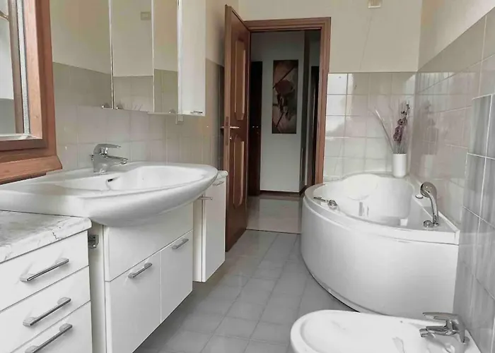 Charming House On The Hébergement de vacances Lezzeno