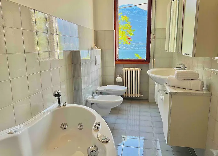 Charming House On The Hébergement de vacances Lezzeno