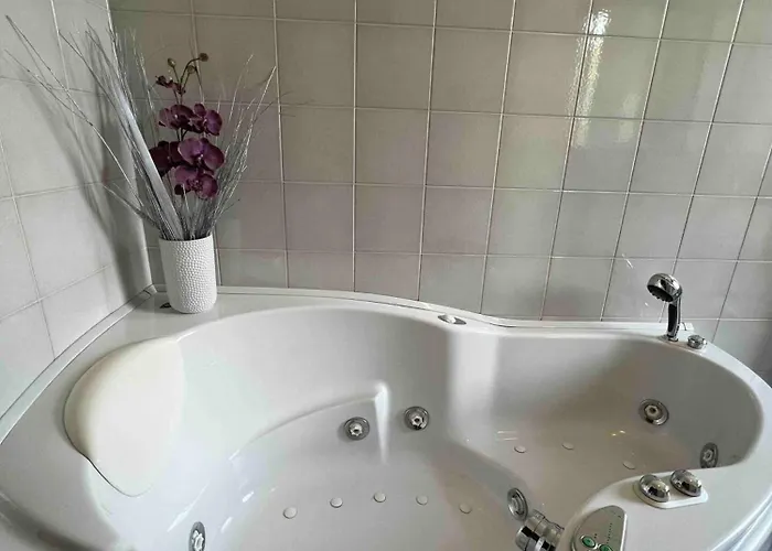 Charming House On The Hébergement de vacances Lezzeno