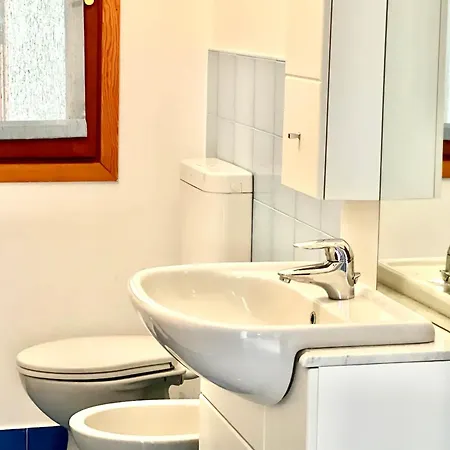 Charming House On The Сasa de vacaciones Lezzeno