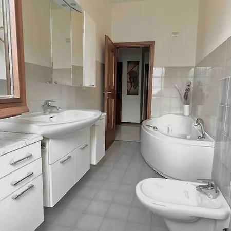 Charming House On The Сasa de vacaciones Lezzeno