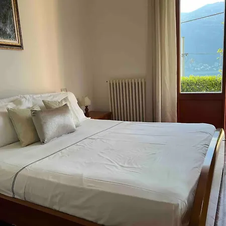 Charming House On The Сasa de vacaciones Lezzeno