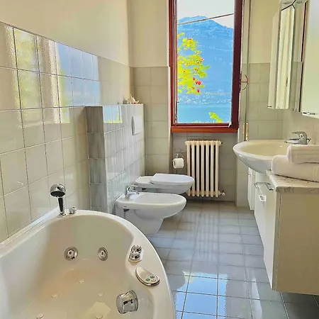 Charming House On The Сasa de vacaciones Lezzeno