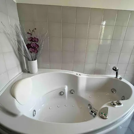 Charming House On The Сasa de vacaciones Lezzeno